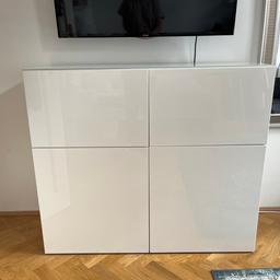 Ikea kommode
Wie neu
Weiß hochglanz

Maße
Tiefe 42cm
Länge 120 cm
Höhe 100 cm