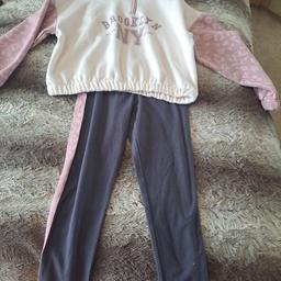 bnwt 2 piece outfit with top and leggings age 7-8 years from smoke and pet free home