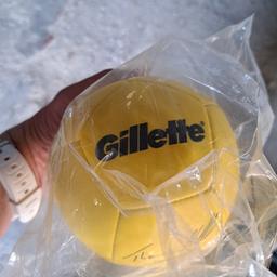 Toller, neuer Lederball mit Ballnadel!
Von Gilette!
Nicht im Verkauf erhältlich!