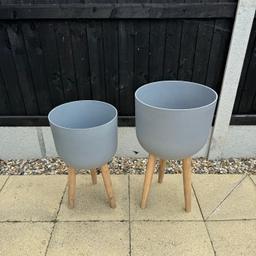 Lovely lightly used indoor/outdoor planters in great condition. 
Price is for both   
Collection only due to size and weight.
