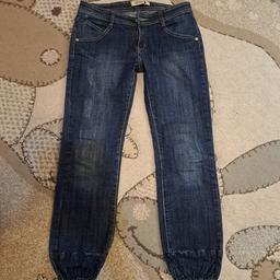 coole Jeans, Gr. 36
Mit Gummizug an den Beinen