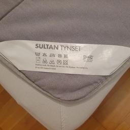 Topper für Matratze.
Ikea Sultan Tynset in Farbe grau.
140x200 cm (kann mit 60°C gewaschen werden und wird natürlich frisch gewaschen übergeben).

Tierfreier Nichtraucherhaushalt.

Das übliche:
Privatverkauf. Keine Garantie oder Gewährleistung. Keine Rücknahme.