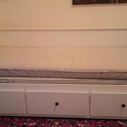 Tagesbett Hemnes /3 Schubladen mit 2 Matratzen, weiß, 80x200 cm

Es gibt nur einen kleinen Schaden, ersichtlich auf dem Foto, sonst wie bei IKEA:

Selbstabholung