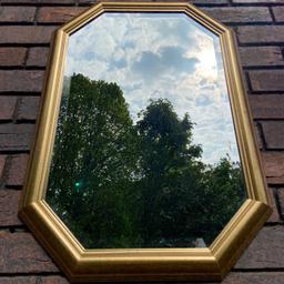 A large, Antique gilded effect Octagonal mirror.
With bevelled edge.
Can be hung portrait or landscape.
In good condition.
Measuring 70cm x 49cm
