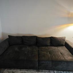 zu verkaufen ist ein Big Sofa mit einer Liegefläche 243,00/120,00cm.

Die Couch ist etwas gebracht ( 1-2 Flecken) aber man liegt sehr gut darin und sie ist noch sehr stabil.

Preis ist verhandelbar. Abholung in Kornwestheim bitte Helfer mitnehmen, da die Couch schwer ist.