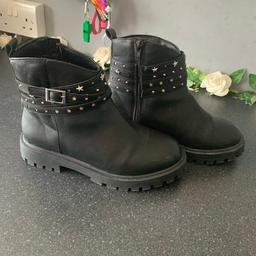 Black boots
Worn once
Great condition 
Size 4
£3