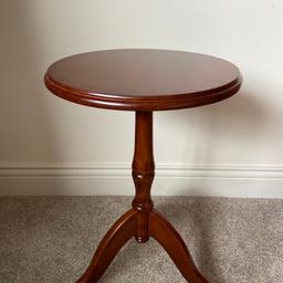 A mahogany, round top, lamp/side table.
In very good condition.
36cm diameter 
56cm high
Local delivery available.