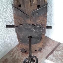 Verkaufe altes Troadkastenschloss, im tadellosen Zustand. Funktionstüchtig, Schlüssel wurde restauriert.

Länge 36 cm

Versand 8.- Euro