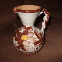 Wunderschöne italienische Vase , Krug aus Keramik
im Landhaustil
Schöne Farbkombi : Creme / Braun
Handgetöpfert mit geflochtenem Griff !
Handbemaltes Blumenmotiv , glasiert.
Gut erhaltener Zustand, an zwei kleinen Stellen ist
die Farbe ab!
Versand EUR 5,-- versichert !