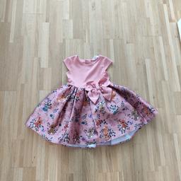 verkaufe (wenig getragenes) festliches Kleid von H&M 

Größe: 98-104
Farbe : rosa mit Hasen/Eulenmotiv

Selbstabholung in Innsbruck
Privatverkauf: keine Garantie

Sieh dir auch meine anderen Produkte an 😃