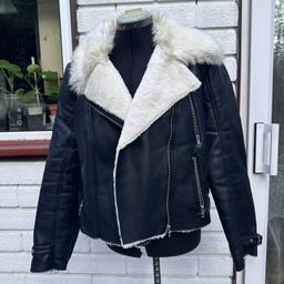 Forever 21
Black leather jacket with faux fur inside for warmth
The faux fur has some discolouration- but it’s not that visible unless you come close to it
Size L
Silver zippers
3 pockets
Buckles on sleeve and near waist area
Excellent condition, selling as I don’t wear it as often