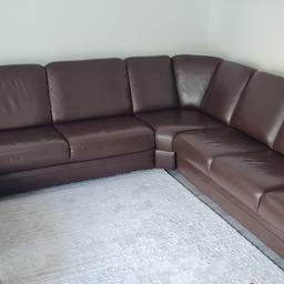 biete Leder Sofa Farbe braun 
2 kopstützen 
Eine hocker 
schlaffunktion