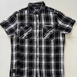 Verkaufe ein schwarzes, kariertes kurzarmiges Hemd:

• Wie neu
• Größe: M

Angebot machen!
Selbstabholung!