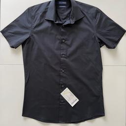 Verkaufe ein schwarzes kurzarmiges Hemd:

• Neu (ungetragen)
• Größe: M

Angebot machen!
Selbstabholung!