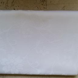 Verkaufe eine weiße unbenutzte Tischdecke 1,55 x 0,60 mtr

Muster siehe Foto

Kann gegen Porto auch versandt werden.

Privatverkauf, keine Rücknahme, keine Garantie