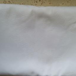 Verkaufe eine weiße unbenutzte Tischdecke 1,90 x 0,74 mtr

Muster siehe Foto

Kann gegen Porto auch versandt werden.

Privatverkauf, keine Rücknahme, keine Garantie