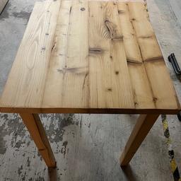 Sehr schöner Tisch
Wurde als Wickeltisch verwendet 
Altholz
War eine Maßanfertigung
Nur Abholung in Salzburg Süd möglich
Maße 65cm breit, 78cm lang und 85cm hoch