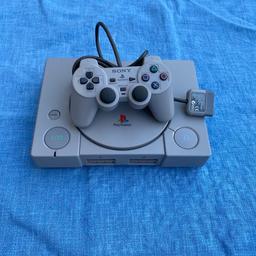 Verkaufe aus meiner Sammlung eine rundum gereinigte und restaurierte PlayStation 1 Konsole mit einem Controller und allen Kabeln.