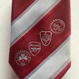 A tie commemorating the 2004 Sony Amsterdam pre-season tournament.
Official merchandise.
Contested by Arsenal, Ajax, Panathinaikos and River Plate.
In excellent condition.
£29.95 ono.
