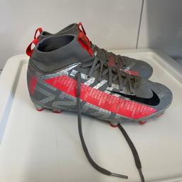 Verkaufen graue Nike‘s für zukünftigen Fussballstar.