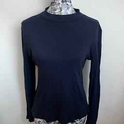 Biete eine dunkelblaues Langarmshirt von Shein in Größe XL bzw. 44.

Material: 93% Baumwolle, 7% Elasthan 

Das Shirt wurde nie getragen, insgesamt daher super Zustand und keine Mängel!

Nichtraucherhaushalt!
Versand und PayPal auch möglich