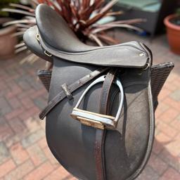 Wintec VSD saddle 16.5” great condition brown in colour has red wide gullet bar in at the minute but fully interchangeable. Open to offers any questions please ask