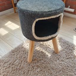 Cat bed on three legs 
my cats can't get on with it