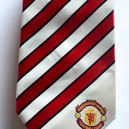 A Man Utd tie from the 1990's. 
It features the old version of the Football Club crest that was introduced in 1993. 
In excellent condition. 
£24.95 ono.