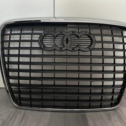 Verkaufe einen seltenen Kühlergrill für Audi A6 4F C6 Facelift US Modell ohne Kennzeichenhalter(durchgehende Lammellen). Der Grill ist neu und wurde noch nie verbaut. Man muss lediglich die Audi Ringe aus dem vorherigen Grill übernehmen(sind nur geklippt).

Abholung und Versand ist möglich.