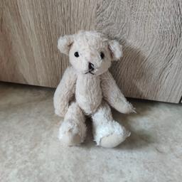Kuscheltier
Teddybär 
Arme und Beine sind beweglich 
schon älter aber sehr guter Zustand 

schaut euch auch meine anderen Sachen an 😃