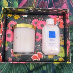 Brand new Ted Baker set - candle and bath lotion.
Ideal gift.
Other pics show with lid on and back of box. 