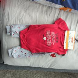 Brand with tags Body suit set with pants and hat. Lovely design. Perfect to gift to a 0-3 month baby or for your own little baby. Gender neutral as it's red and grey.
This was a gift from Canada