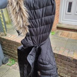 Super dry long style coat for men or women in very good condition to be honest no rips tears ect. All zips work ect.
I'd say it's definitely unisex but it's not my style of coat.
Can post or deliver for extra..