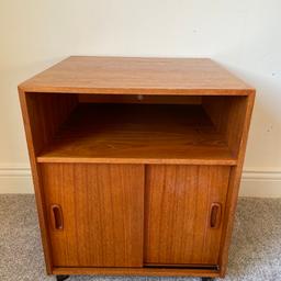 Vintage, Teak record cabinet.
With sliding doors and dividers for 12” records.
With cut out at rear for cables.
On castors for ease of movement.
For an additional £20, I can fit 20cm, steel hairpin legs in black.

Measuring
48.5 cm, wide 46 cm, deep 58 cm high.

I can arrange Nationwide delivery using trusted courier, feel free to contact me for a delivery quote.