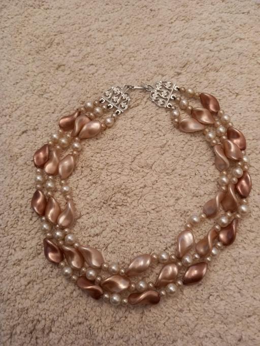 Buy & Sell Surrey Guildford - Photos for Vintage 3 stranded, pink beaded necklace