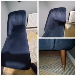 absolutley beautiful condition in the most stunning blue ever
4 wooden legs
super comfortable and very sturdy indeed
seating area is 49 long x 25 inches wide
the whole length is 55 inches long
seat hight is 17 inches high
head end is 18.5 inches high
it really issuper comfortable to sit in and read a book because you have the arm rest on your right hand side.sorry to see it go but I need the room
pick up only and cash on pickup please