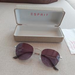 Verkaufe neuwertige 

Esprit Sonnenbrille ... Pilotenbrille
Super Zustand da nur 1 x kurz getragen 
NP war € 50

Versand gegen Kostenübernahme möglich auch nach Deutschland da ich in Grenznähe wohne und das Paket drüben aufgeben kann!