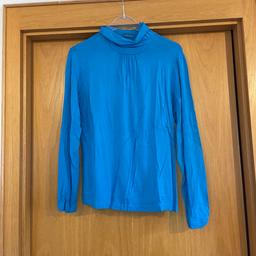 Zum Verkauf steht dieses blaue Langarmshirt mit Kragen. Von Gerry Weber in Größe 42. Ein paar Strasssteine fehlen (siehe Fotos). Sonst im guten Zustand.

Versand ist bei Kostenübernahme möglich.