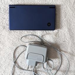 Ich verkaufe meinen Nintendo DSi in blau. Er ist noch gut erhalten, sind so gut wie keine Gebrauchsspuren zu erkennen. 2 Ersatzstifte sind vorhanden und die Tasche wird mit verkauft. Spiele sind auch vorhanden, gerne bei der anderen Anzeige gucken.