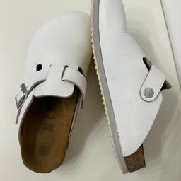 Angenehme Schuhe, halten warm und sind fein, wenn man länger stehen muss. Nicht oft getragen. Leichte Gebrauchsspuren (siehe Fotos). Neupreis €110,00.
