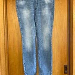 Ich verkaufe diese helle Jeanshose von der Marke „Cambio“. Es ist das Modell „Philia“. Mit einem elastischen Stretchbund.

Größe 46.

Material:
-92% Baumwolle
-6% Elastomultiester
-2% Elasthan

Versand ist bei Kostenübernahme möglich.