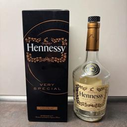 Leere Hennessy Flasche mit Verpackung 0,7l
Zum Sammeln, Basteln

Versand innerhalb Deutschland möglich!

Privatverkauf -> keine Garantie oder Rücknahme!
Keine Haftungsübernahme für den Versand!