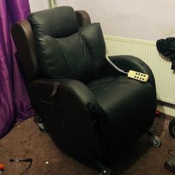 CLARENCE SALE!!! This EXCLUSIVE LEATHER RISER RECLINER IS IN GREAT CONDITION. 
THIS IS WELL OVER A BARGAIN.
IN THE OPEN MARKET THIS CONES TO WELL OVER £1000 OR EVEN MORE!
This is A BARGAIN WELL OVER A BARGAIN.
It Could Be Delivered At A Sensible Distance from Croydon CR0. For A Fee Of £25 + It Could Also Be Delivered Much Faster & Safer Than Fast Track!
ANY OFFERS ON THIS ARE MOST WELCOME!