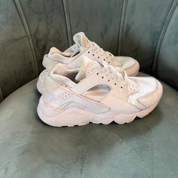 Nike Huarache Run

Gr 35,5

Farbe weiß

Zustand gut

Versand möglich muss aber vom Käufer selbst bezahlt werden