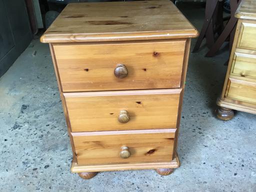 Buy & Sell Surrey Reigate and Banstead - Photos for VINTAGE PINE BEDSIDE CABINET