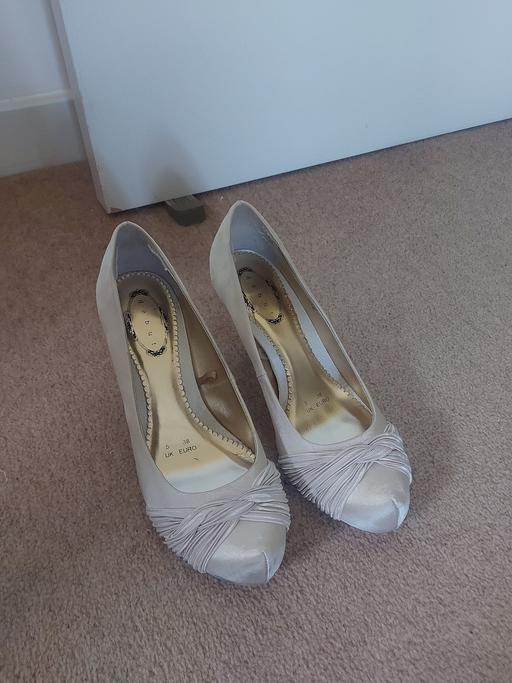 Buy & Sell Surrey Spelthorne - Photos for Ivory Satin High Heels