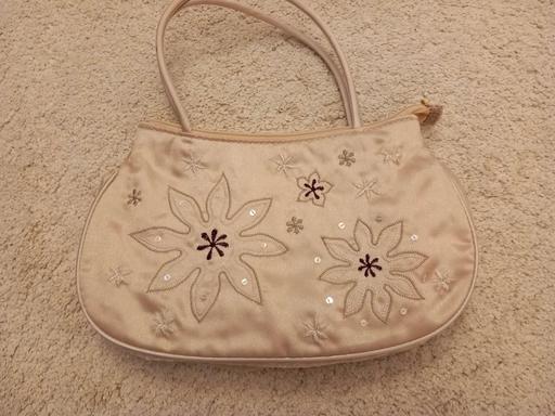 Buy & Sell Surrey Guildford - Photos for Cream floral and sequin small handbag