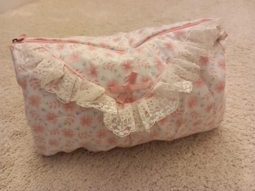 Buy & Sell Surrey Guildford - Photos for Pink and white floral makeup/toiletry bag