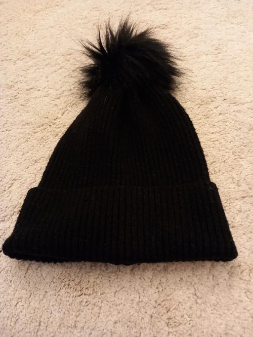 Buy & Sell Surrey Guildford - Photos for Black ribbed pompom hat