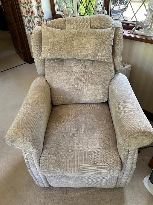 Buy & Sell Surrey Guildford - Photos for Grovenor Riser Recliner Chair